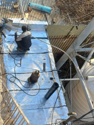 اجرای ایزوگام اصولی ۶۰۰ مترمربع از پشت‌بام بیمارستان در راستای بهسازی زیرساخت‌ها