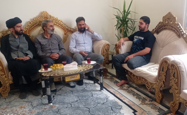 Honoring the family of martyr Alireza Mohammadi by Basij medical community