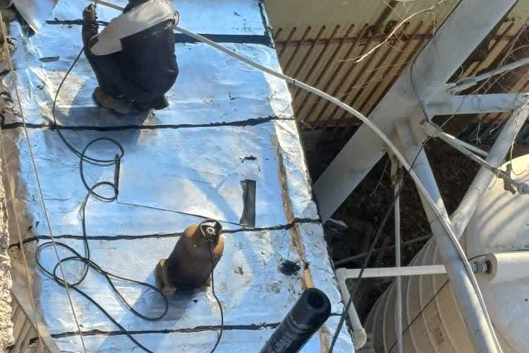 اجرای ایزوگام اصولی ۶۰۰ مترمربع از پشت‌بام بیمارستان در راستای بهسازی زیرساخت‌ها