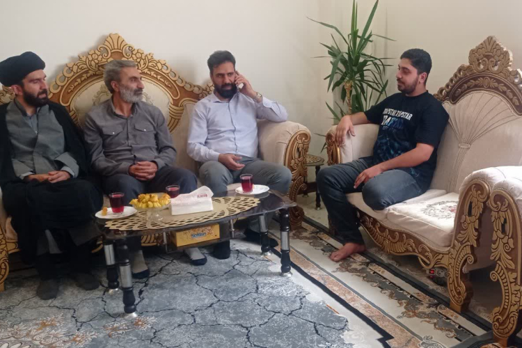Honoring the family of martyr Alireza Mohammadi by Basij medical community